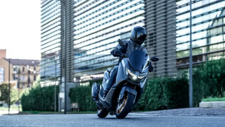 Yamaha NMAX 155 Tech MAX: el scooter con pantalla TFT y 14,9 CV que llegará a España en 2027