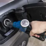 BMW y Toyota prueban en carretera una gasolina 100% renovable que funciona en motores actuales