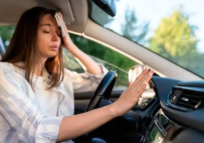 2026 Conducir coche con calor. Temperatura extrema. Imagen.