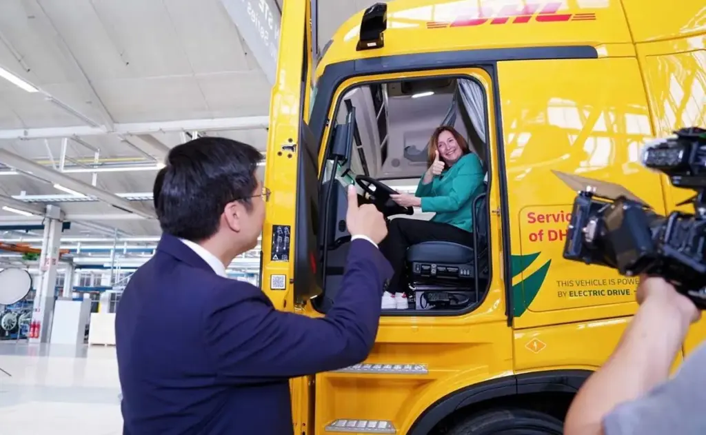 Los camiones eléctricos chinos ya se fabrican en Europa: 600 km de autonomía y DHL ya los opera 1 Motor16 2026 dhl superpanther etopas 600 produccion europa 2 Motor16