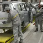Renault utiliza huesos de aceituna como biomasa para fabricar furgonetas sostenibles en Tánger