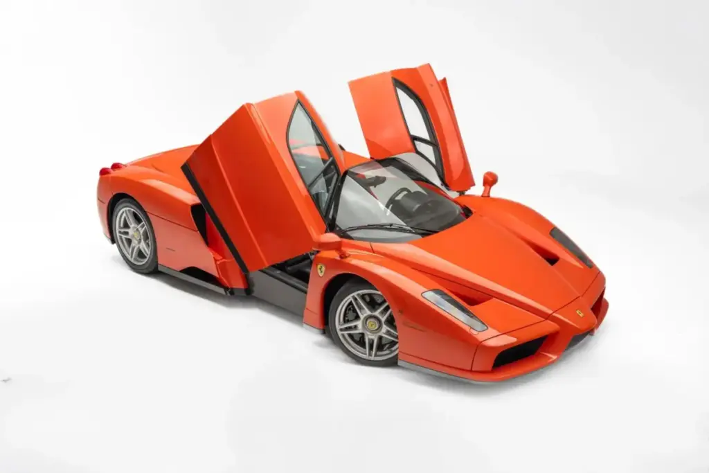 El Ferrari Enzo que pulverizó el récord de subasta: la historia tras el precio astronómico 1 Motor16 2026 Ferrari Enzo Rosso Dino. DuPont Registry. Imagen.