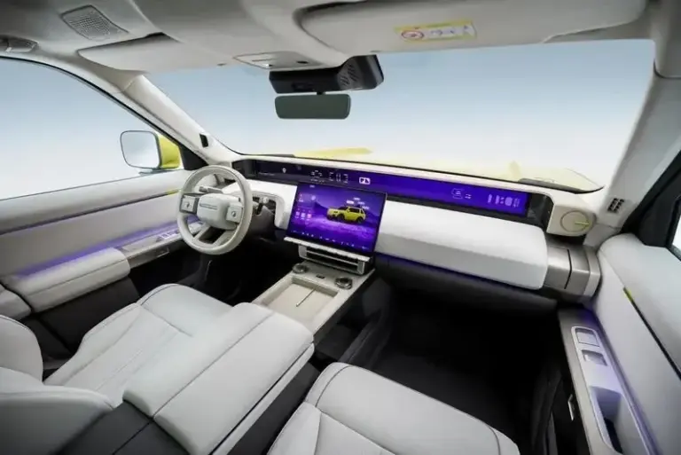 El Freelander 8 llena su interior de pantallas y acabados premium
