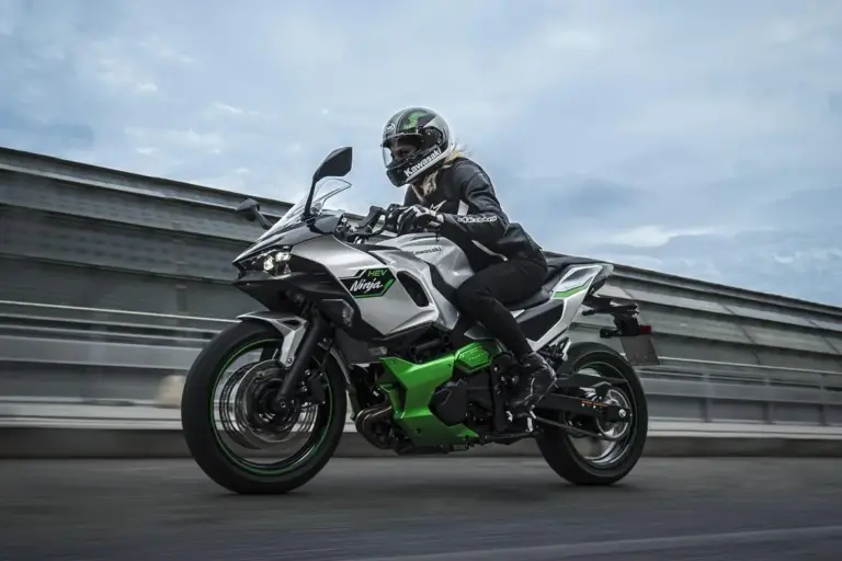 Cómo ahorrar en el seguro de una moto híbrida tras la rebaja de de precio en las Kawasaki Ninja 7 y Z7
