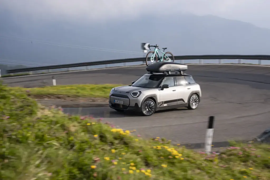 El MINI Aceman y los cientos de accesorios que multiplican su funcionalidad 3 Motor16 2026 MINI Aceman accesorios. Imagen movimiento.