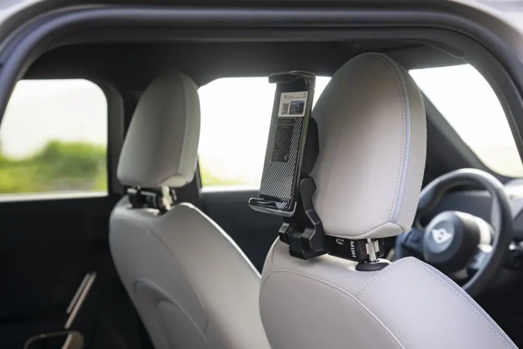 El MINI Aceman y los cientos de accesorios que multiplican su funcionalidad 2 Motor16 2026 MINI Aceman accesorios. Imagen interior.