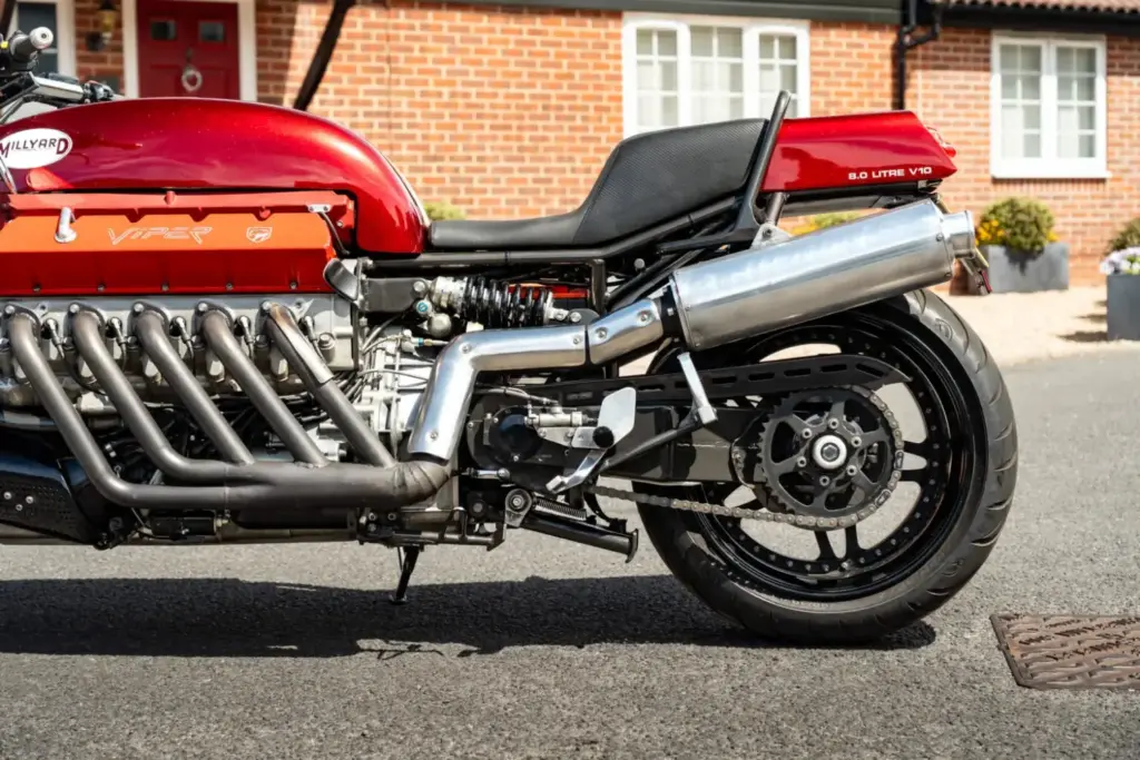 La moto con el motor V10 de un Dodge Viper que sale a subasta en Reino Unido: 500 CV y homologada para circular 1 Motor16 2026 Moto con el motor de un Dodge Viper V10. Imagen detalle.