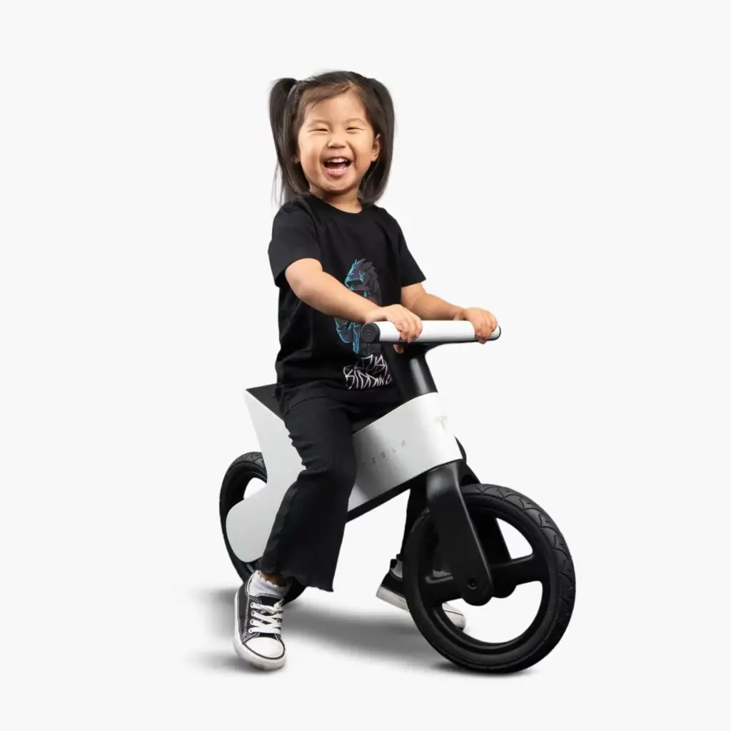 Lo más nuevo de Tesla no tiene baterías, ni pedales... pero apenas cuesta 200 euros 1 Motor16 2026 Tesla Balance Bike. Imagen estudio.