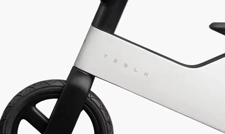 Lo más nuevo de Tesla no tiene baterías, ni pedales… pero apenas cuesta 200 euros