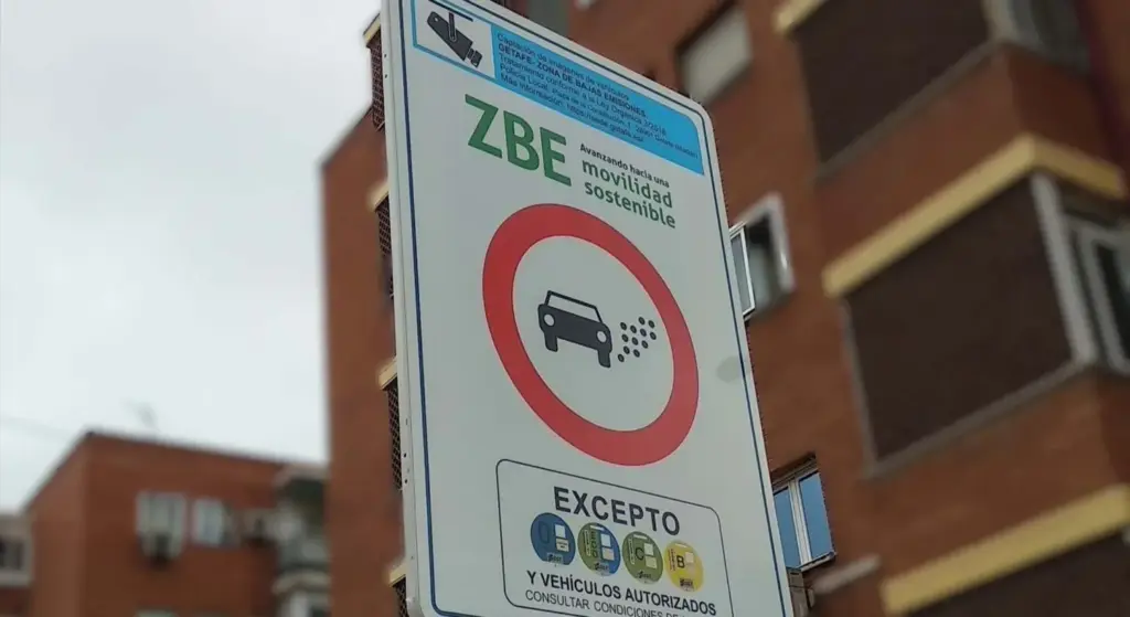 Multa ZBE con etiqueta: 200 euros aunque tengas la pegatina y acceso permitido 1 Motor16 2026 ZBE Ourense. Imagen señal.