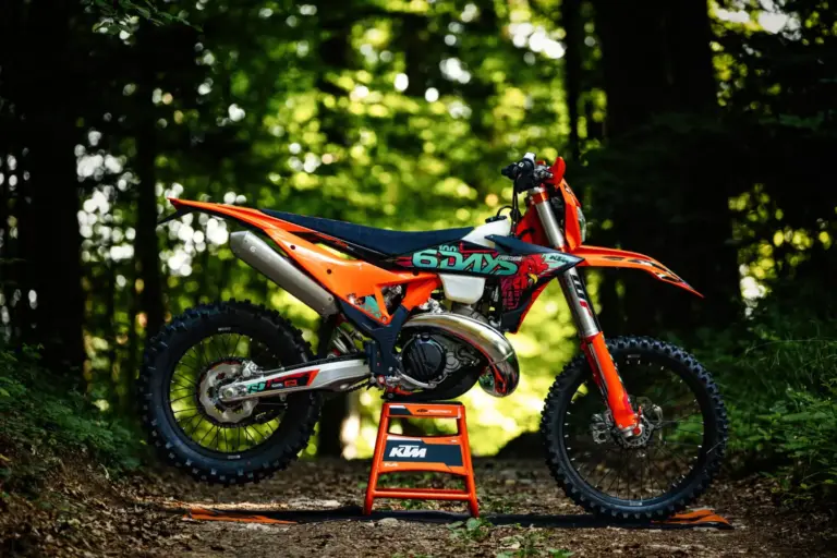 KTM EXC 6DAYS 2027 ya tiene imagen oficial: así celebra el centenario de los ISDE en Portugal