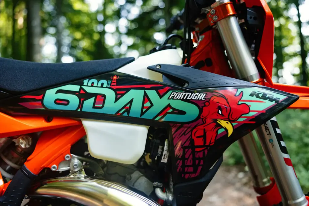 KTM 300 EXC 6DAYS: así es la bestia del enduro extremo para 2026 1 Motor16 KTM EXC