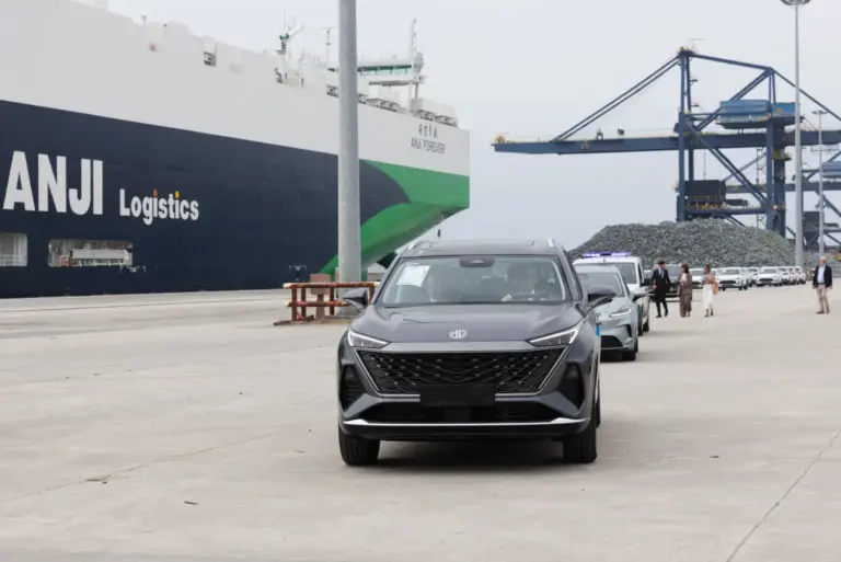 Las exportaciones de coches chinos en 2026 baten récords: 905.000 vehículos en un mes superan todo 2019
