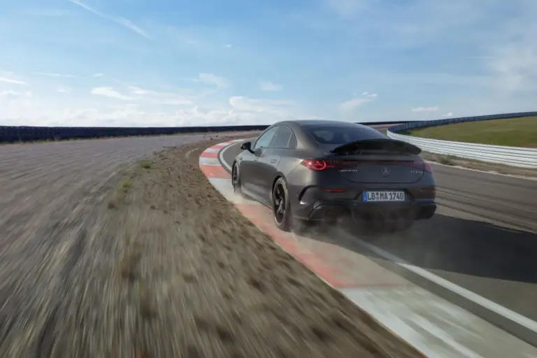 Sonido simulado coche eléctrico: el Mercedes-AMG CLA 45 EV incorpora el sistema AMGForce con pops and bangs