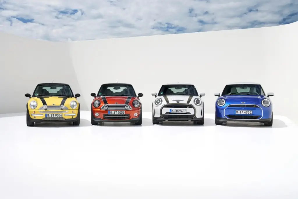 BMW Group celebra en vídeo el difícil equilibrio entre tradición e innovación que ha marcado la historia de MINI 1 Motor16 Cuatro generaciones de MINI