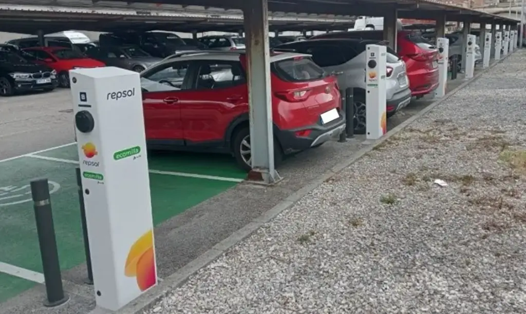 Adif y Repsol ponen en servicio 254 puntos recarga en estaciones tren para flotas eléctricas 1 Motor16 Adif santander