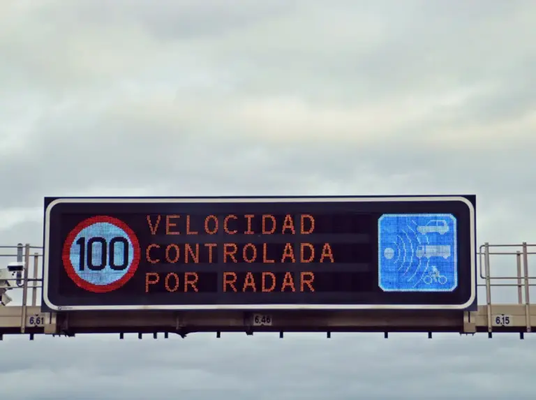 La DGT endurece las multas de velocidad por el repunte de infracciones: más puntos y más radares