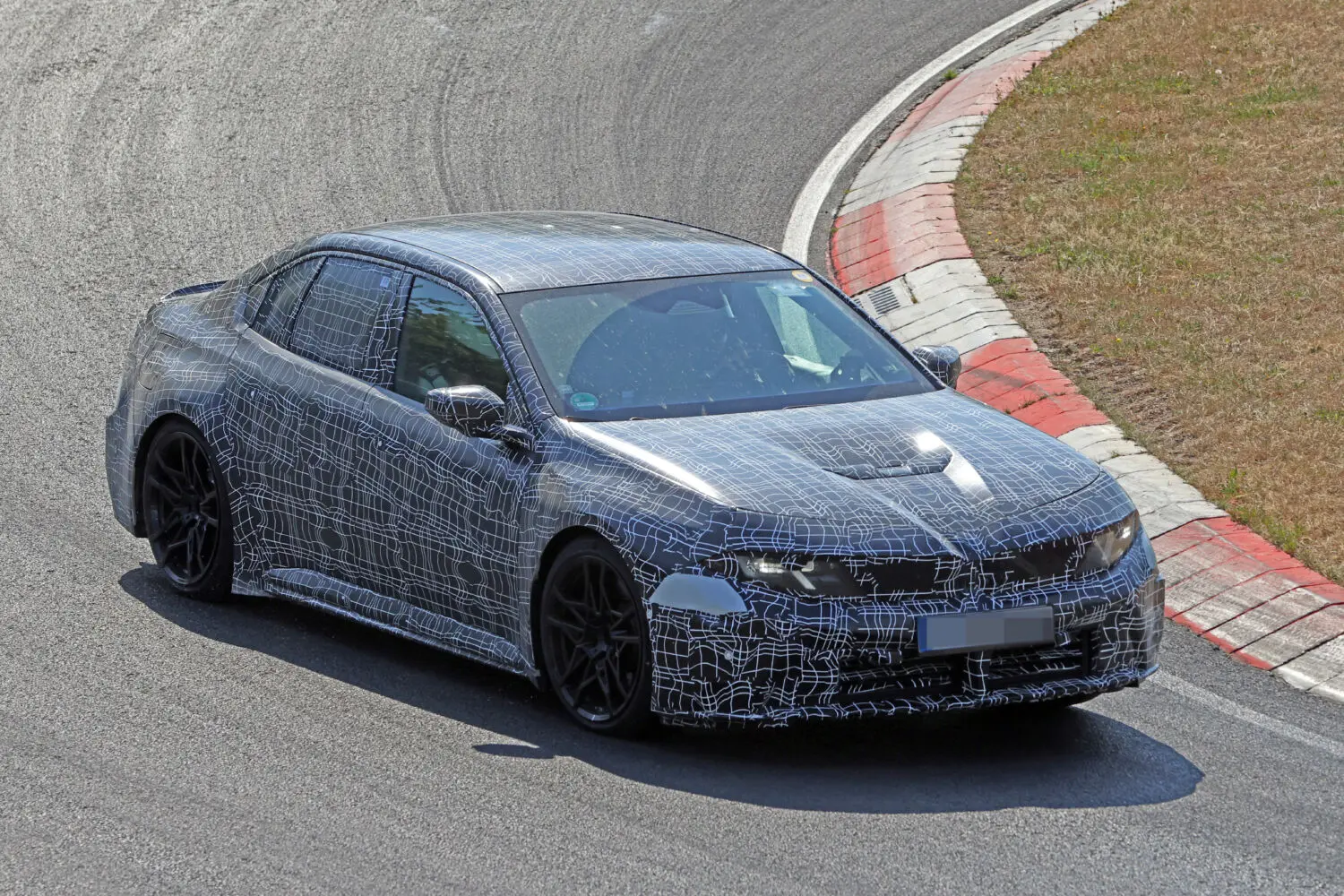 El BMW M3 eléctrico pierde camuflaje y nos enseña nuevos detalles