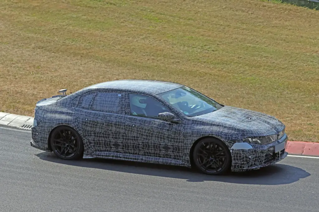 El BMW M3 eléctrico pierde camuflaje y nos enseña nuevos detalles 6 Motor16 BMW M3 electrico 2027 4 Motor16