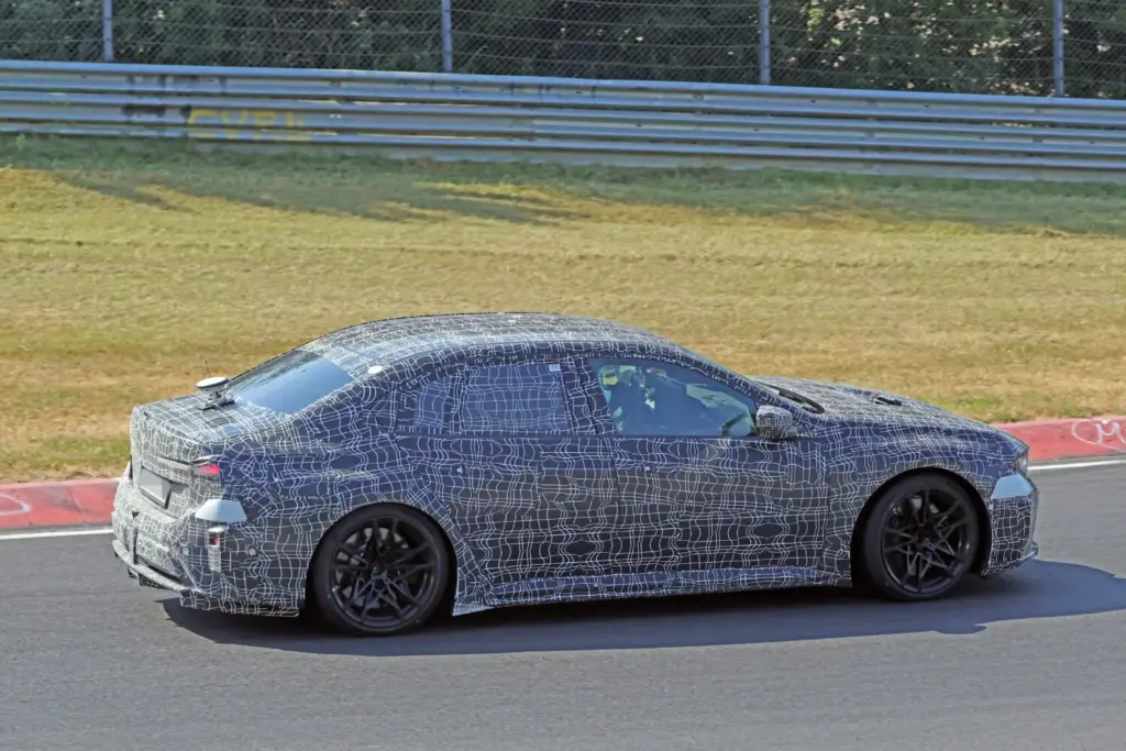 El BMW M3 eléctrico pierde camuflaje y nos enseña nuevos detalles 9 Motor16 BMW M3 electrico 2027 7 Motor16