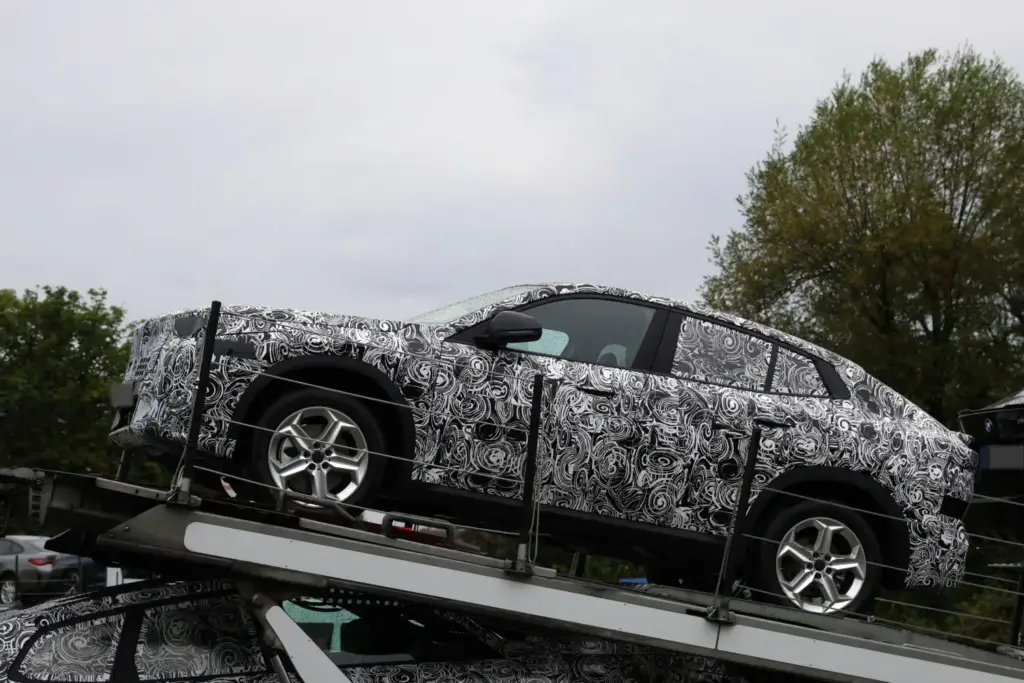 BMW X2 2027 espia 11 Motor16