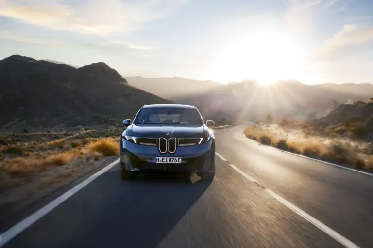 Seguridad activa BMW iX3: retrasa las puertas ante ciclistas y esquiva obstáculos con dirección de emergencia