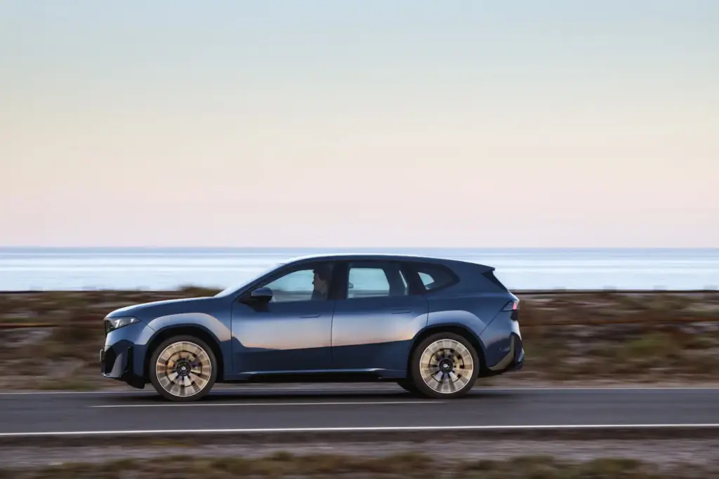 BMW iX3 40: el SUV eléctrico que acerca la tecnología Neue Klasse al gran público 10 Motor16 BMW iX3 8 Motor16
