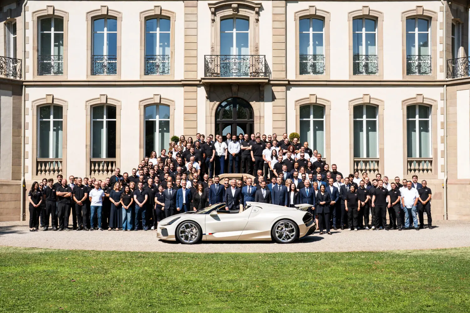 Bugatti dice adiós al W16 Mistral con el último de los 99 fabricados