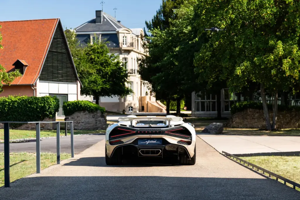 Bugatti dice adiós al W16 Mistral con el último de los 99 fabricados 7 Motor16 BUGATTI W16 MISTRAL FIN DE PRODUCCION 5 Motor16