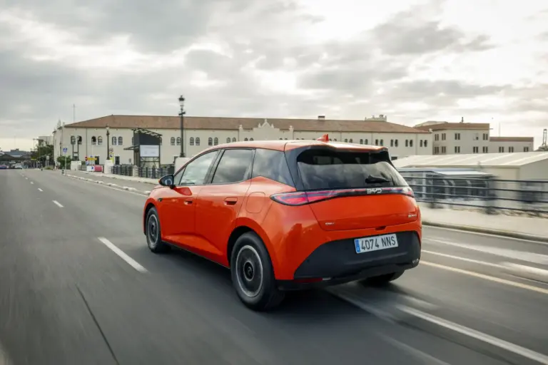 El BYD Dolphin G llega a España: el híbrido enchufable más barato que desafía al Dacia Sandero