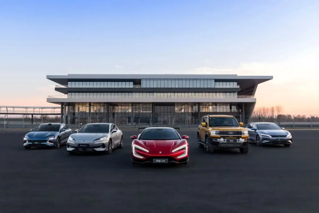 BYD se convierte en socio automovilístico oficial hasta 2029 del PSG, el vigente campeón de Europa 1 Motor16 BYD