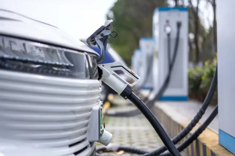 La demanda de coche eléctrico de ocasión se dispara un 107% en España en 2026 por la gasolina récord
