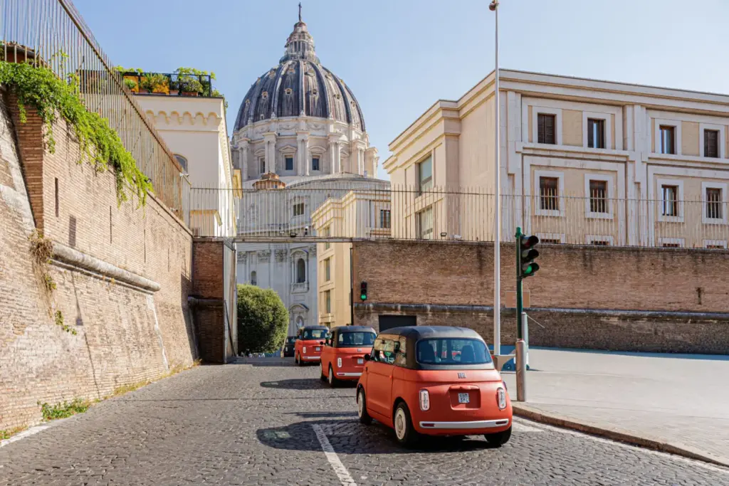 Conducimos un FIAT Topolino por las calles del Vaticano. Una experiencia (casi) religiosa 1 Motor16 Vaticano