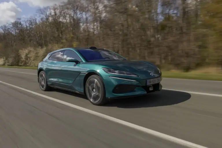El Denza Z9 GT llega a España con carga flash de 1.500 kW: 1.156 CV y 5 minutos del 10 al 70%