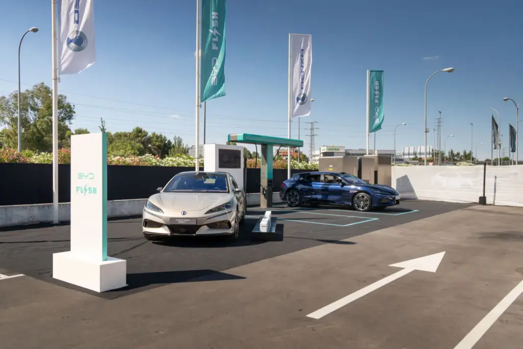 El Denza Z9GT se recarga en España casi tan rápido como se llena un depósito