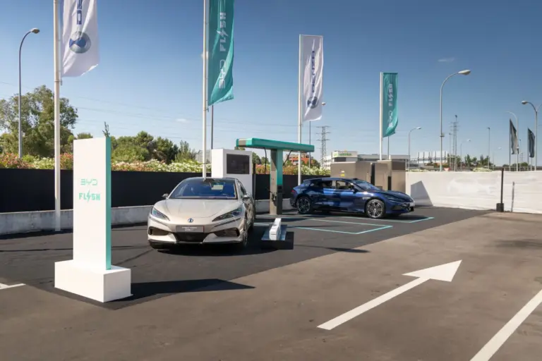 BYD ya supera las 10.000 estaciones de carga ultrarrápida de hasta 1.500 kW en China y debe duplicarlas antes de 2026