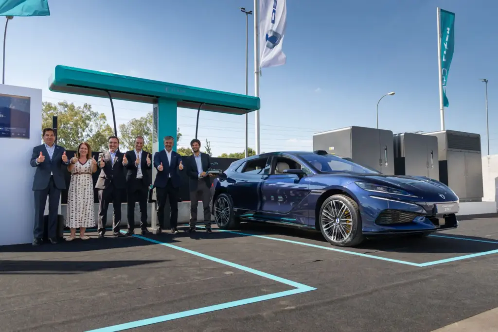 El Denza Z9GT se recarga en España casi tan rápido como se llena un depósito