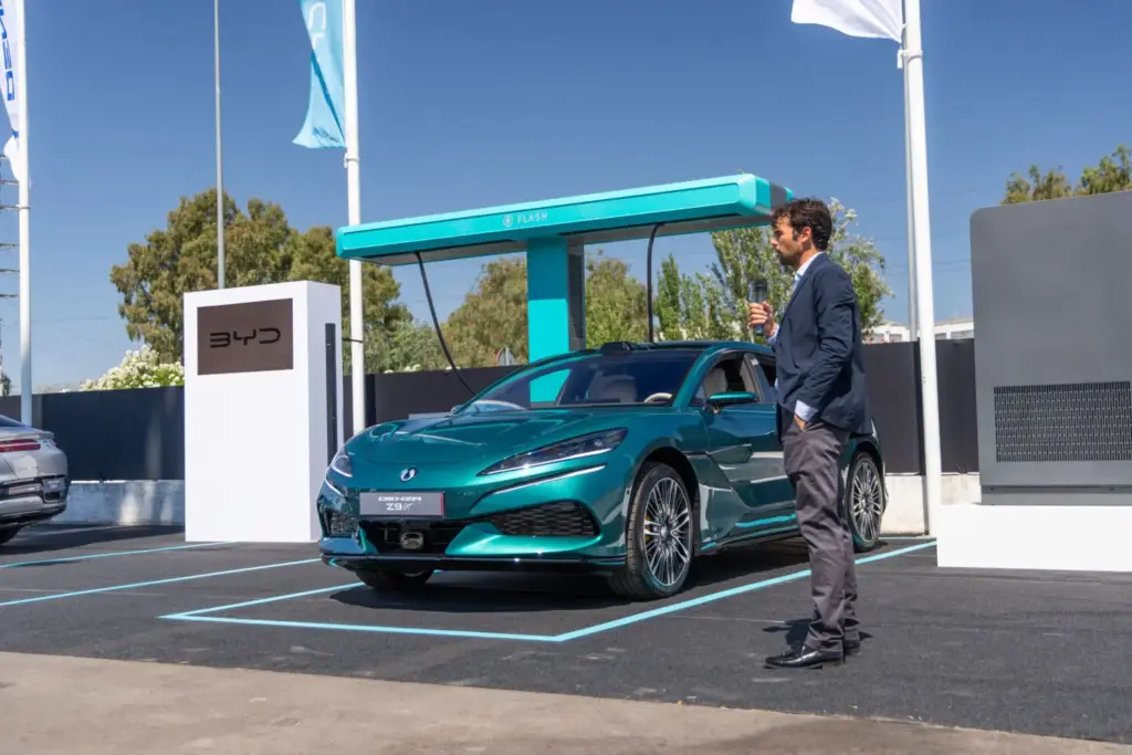 El Denza Z9GT se recarga en España casi tan rápido como se llena un depósito