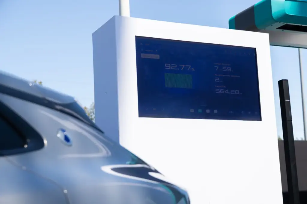El Denza Z9GT se recarga en España casi tan rápido como se llena un depósito