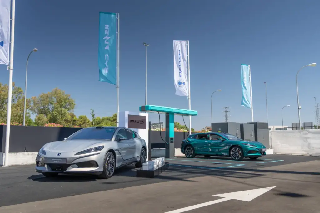 El Denza Z9GT se recarga en España casi tan rápido como se llena un depósito