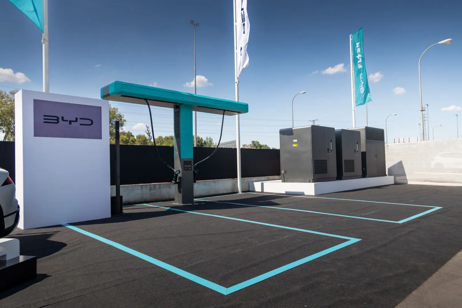 El Denza Z9GT se recarga en España casi tan rápido como se llena un depósito