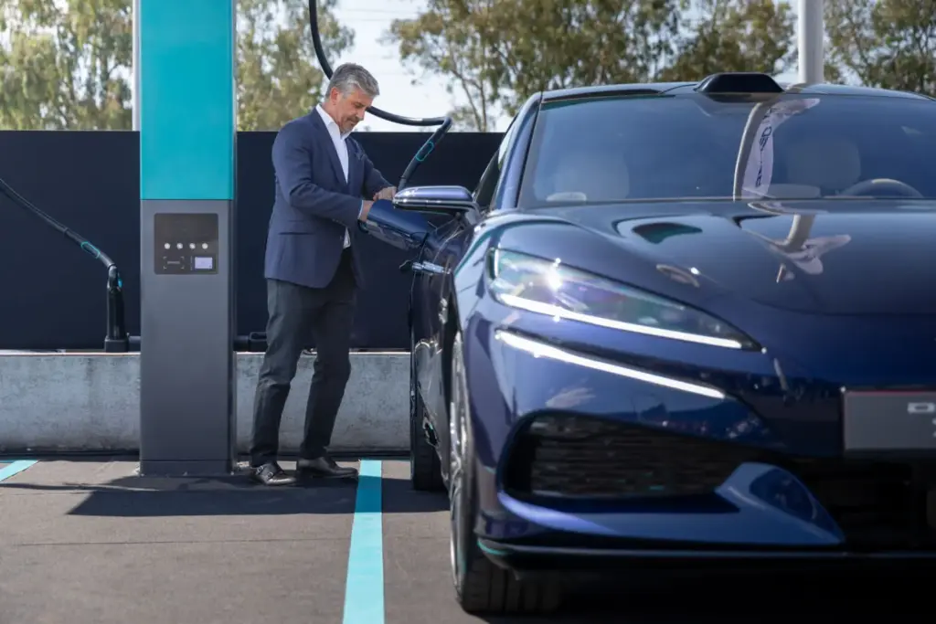 El Denza Z9GT se recarga en España casi tan rápido como se llena un depósito