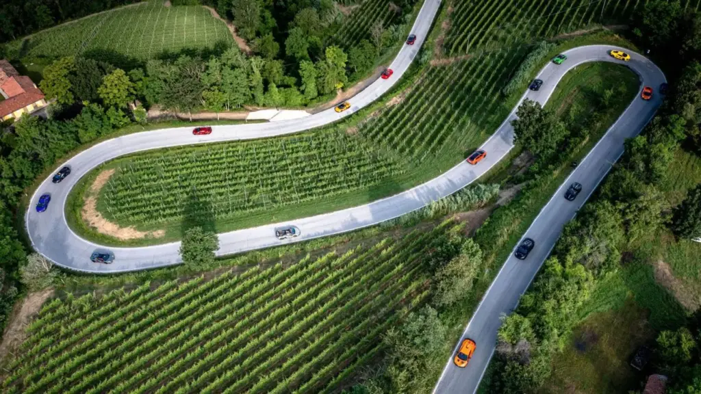 Esperienza Lamborghini 2026: 22 aventuras en cinco continentes para conducir por los rincones más espectaculares del planeta 20 Motor16 ESPERIENZA LAMBORGHINI18 giro langhe Motor16