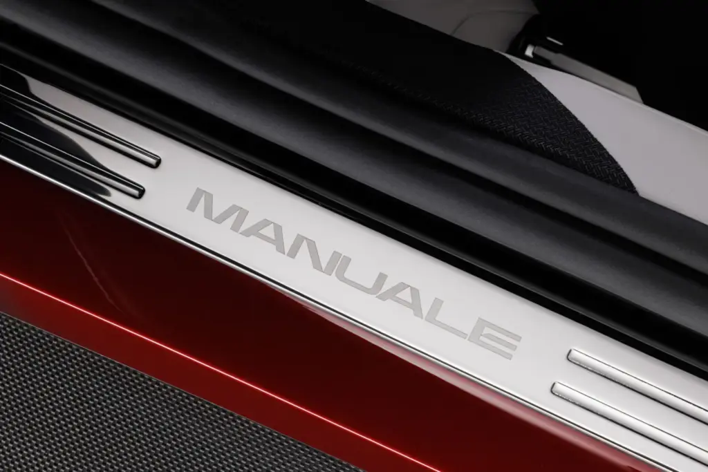 Ferrari resucita la palanca: el 12Cilindri Manuale reinventa el cambio manual en la era electrónica 27 Motor16 FERRARI 12CILINDRI MANUALE 24 Motor16