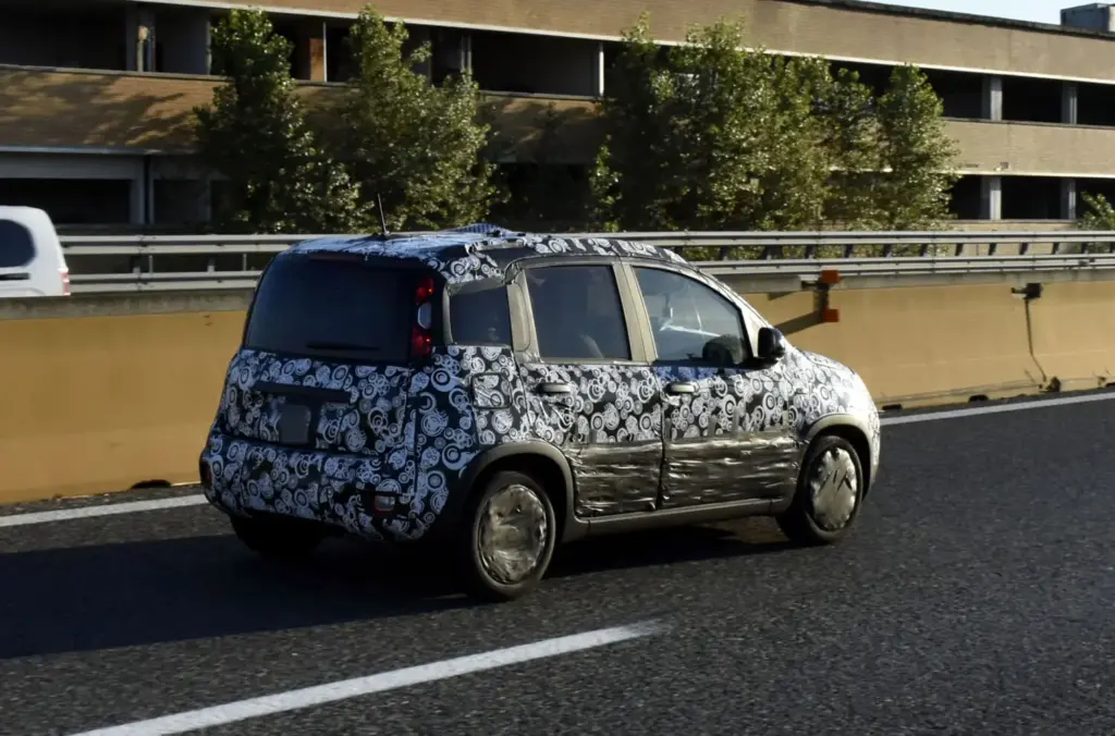 Fotos espía: Fiat utilizará el Panda/Pandina para 'salvar' Autobianchi 9 Motor16 Fiat Pandina Tributo Autobianchi espia 8 Motor16