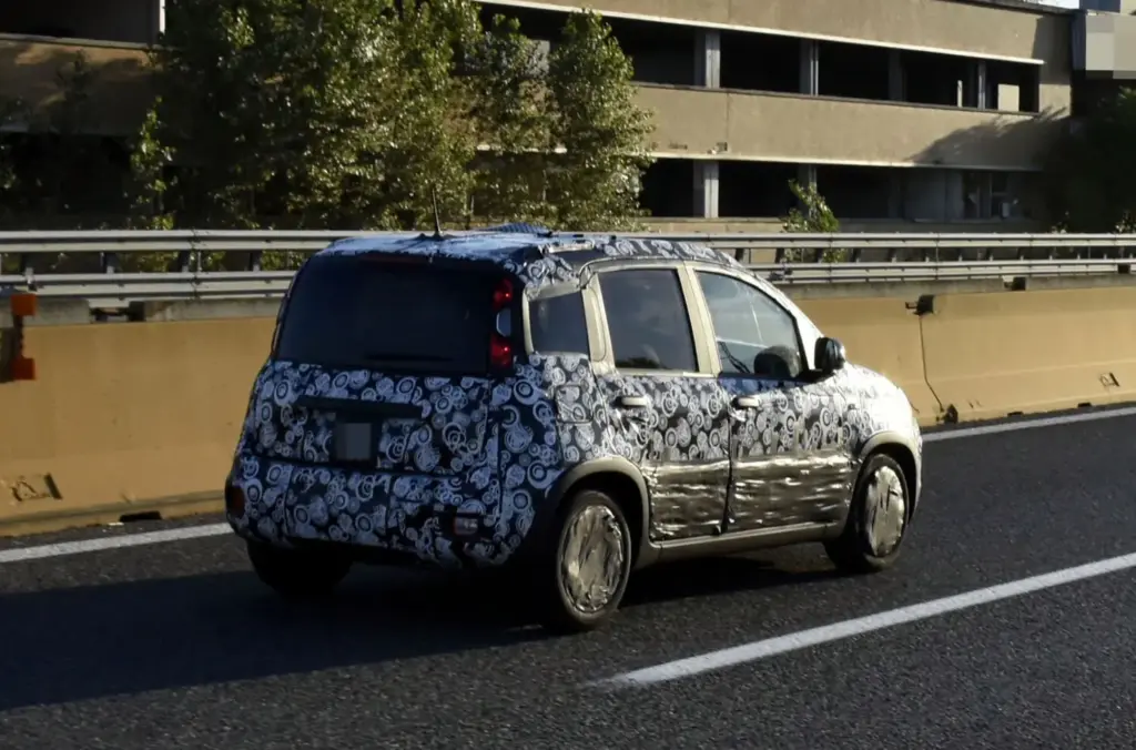 Fotos espía: Fiat utilizará el Panda/Pandina para 'salvar' Autobianchi 10 Motor16 Fiat Pandina Tributo Autobianchi espia 9 Motor16