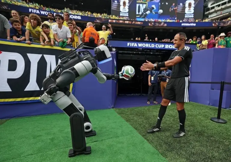 Atlas, el robot humanoide de Hyundai, muestra su talento como un jugador más en el Mundial