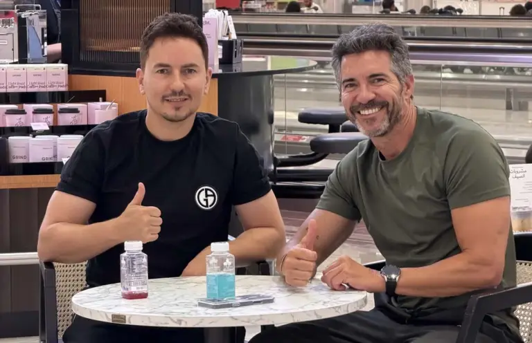 Jorge Lorenzo y su podcast, Dura La Vita, se alían con Santana para contar la aventura off-road desde dentro