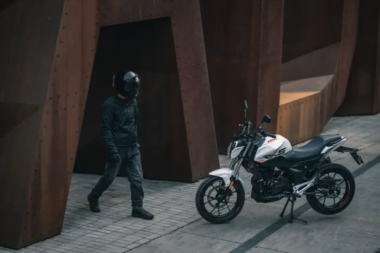 Keeway RKS 125: seguro de moto gratis el primer año incluido esta naked deportiva por 1.990 €