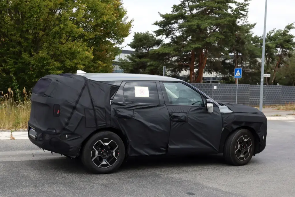 El Kia Sportage 2028 ya toma forma: más autonomía eléctrica y un interior completamente digital 14 Motor16 Kia Sportage 2028 espia 11 Motor16